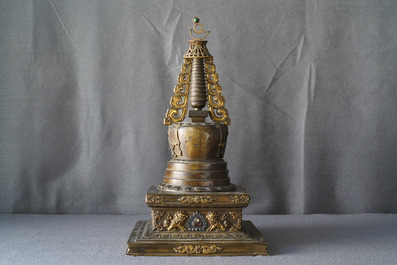 Een grote deels vergulde en ingelegde bronzen stoepa, Tibet, 18e eeuw