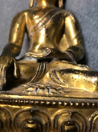 Twee Sino-Tibetaanse verguld bronzen figuren van Boeddha Shakyamuni en Avalokitesvara, 18/19e eeuw