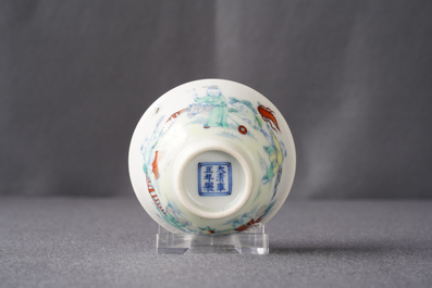 Un bol &agrave; th&eacute; en porcelaine de Chine doucai &agrave; d&eacute;cor de gar&ccedil;ons jouants, marque de Yongzheng, 19/20&egrave;me