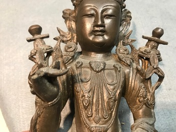 Een Chinese bronzen figuur van Guanyin, Ming