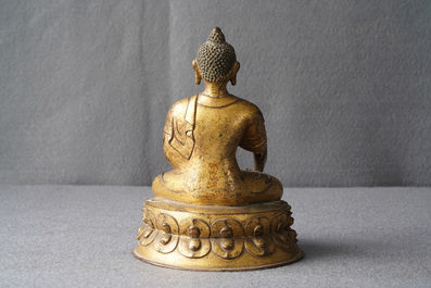 Une figure de Bouddha Shakyamuni en bronze dor&eacute;, Tibet, 15/16&egrave;me