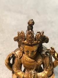 Twee Sino-Tibetaanse verguld bronzen figuren van Boeddha Shakyamuni en Avalokitesvara, 18/19e eeuw