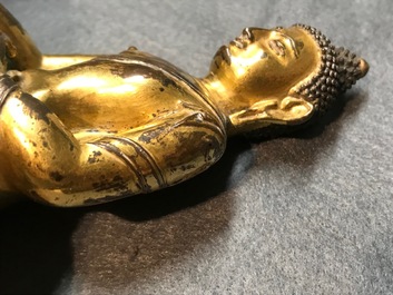 Twee Sino-Tibetaanse verguld bronzen figuren van Boeddha Shakyamuni en Avalokitesvara, 18/19e eeuw