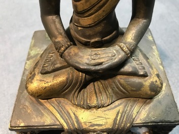 Een Sino-Tibetaanse verguld bronzen figuur van Amitayus, Qianlong