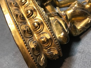 Twee Sino-Tibetaanse verguld bronzen figuren van Boeddha Shakyamuni en Avalokitesvara, 18/19e eeuw