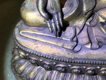 Een Sino-Tibetaanse verguld bronzen figuur van een Witte Tara, Ming