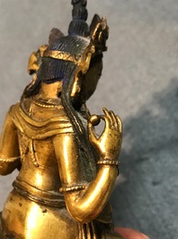 Twee Sino-Tibetaanse verguld bronzen figuren van Boeddha Shakyamuni en Avalokitesvara, 18/19e eeuw