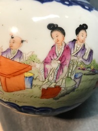Twee Chinese famille rose schotels en een vaas met zilveren montuur, 19/20e eeuw