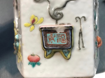 Une paire de portes-chapeau en porcelaine de Chine famille rose &agrave; d&eacute;cor en relief, 19&egrave;me