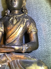 Een Sino-Tibetaanse verguld bronzen figuur van Amitayus, Qianlong