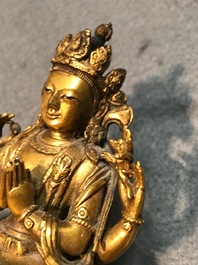 Twee Sino-Tibetaanse verguld bronzen figuren van Boeddha Shakyamuni en Avalokitesvara, 18/19e eeuw