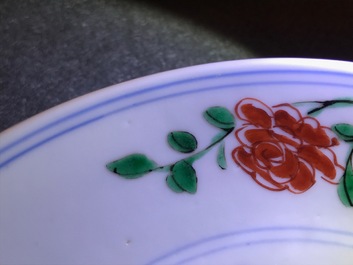 Une assiette en porcelaine de Chine famille verte &agrave; d&eacute;cor d'un swastika, 'Shou' et des fleurs de lotus, marque de Chenghua, Kangxi