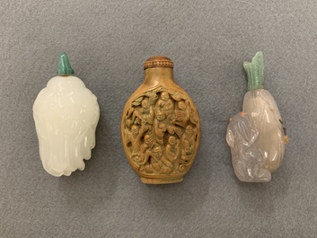 Twelve Chinese jade, agate and lacquer snuff bottles, 19/20th C.