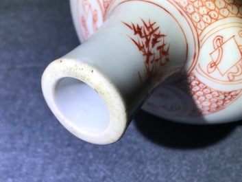Un vase en porcelaine de Chine famille verte &agrave; d&eacute;cor de 'Zhongkui', Kangxi