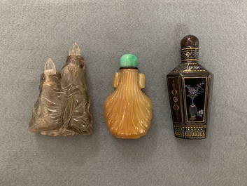 Twelve Chinese jade, agate and lacquer snuff bottles, 19/20th C.