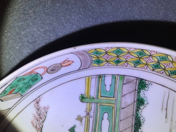 Une assiette en porcelaine de Chine famille verte &agrave; d&eacute;cor de femmes et lapins, Kangxi