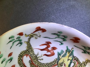 Een Chinees famille verte bord met een draak en een feniks, Kangxi