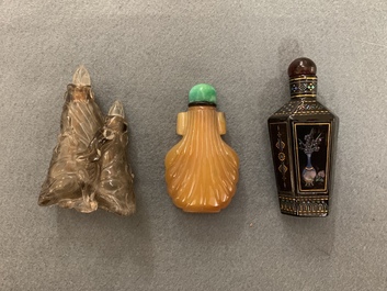 Twelve Chinese jade, agate and lacquer snuff bottles, 19/20th C.