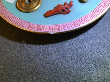Un porte-encens en porcelaine de Chine famille rose, marque et prob. &eacute;poque de Jiaqing