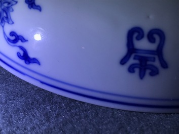 Une assiette en porcelaine de Chine famille verte &agrave; d&eacute;cor d'un swastika, 'Shou' et des fleurs de lotus, marque de Chenghua, Kangxi