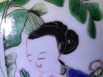 Une grande th&eacute;i&egrave;re ou verseuse en porcelaine de Chine famille verte, Kangxi