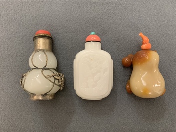 Twelve Chinese jade, agate and lacquer snuff bottles, 19/20th C.