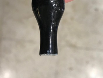 Een Chinees monochroom zwart vijfdelig miniatuur kaststel, Kangxi