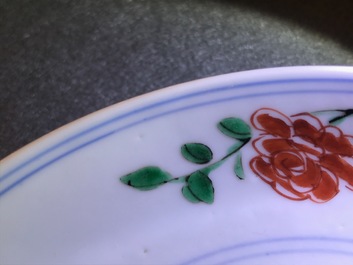 Une assiette en porcelaine de Chine famille verte &agrave; d&eacute;cor d'un swastika, 'Shou' et des fleurs de lotus, marque de Chenghua, Kangxi