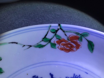 Une assiette en porcelaine de Chine famille verte &agrave; d&eacute;cor d'un swastika, 'Shou' et des fleurs de lotus, marque de Chenghua, Kangxi