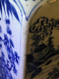 Twee Chinese blauwwitte vierkante theebussen met deksels, Kangxi