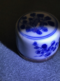 Deux bo&icirc;tes &agrave; th&eacute; couvertes en porcelaine de Chine bleu et blanc, Kangxi