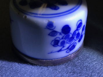 Twee Chinese blauwwitte vierkante theebussen met deksels, Kangxi