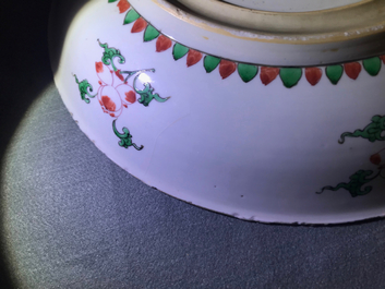 Un plat en porcelaine de Chine famille verte &agrave; d&eacute;cor d'un chat, un cerf et deux oiseaux, Kangxi