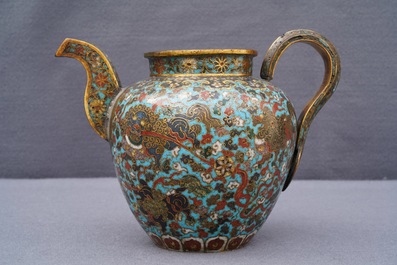 Een Chinese cloisonn&eacute; schenkkan met boeddhistische leeuwen, Ming