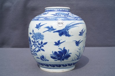Een Chinese blauwwitte vaas met vogels en bloemen, Wanli