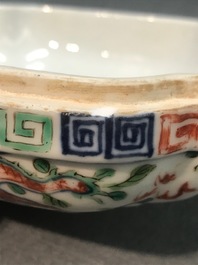 Une bo&icirc;te couverte en porcelaine de Chine wucai &agrave; d&eacute;cor de dragons, marque de Wanli, 18/19&egrave;me