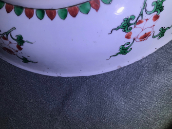 Un plat en porcelaine de Chine famille verte &agrave; d&eacute;cor d'un chat, un cerf et deux oiseaux, Kangxi