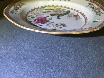 Deux assiettes et une th&eacute;i&egrave;re couverte en porcelaine de Chine famille rose, Yongzheng/Qianlong