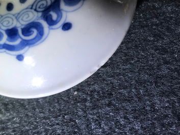 Twee Chinese blauwwitte theepotten met deksels, Jiajing en Yu merken, Kangxi