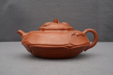 Een Chinese bloemvormige Yixing steengoed theepot met deksel, Kangxi