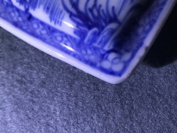 Een Chinese blauwwitte vierkante theepot met nimfen en vissen, Kangxi/Qianlong