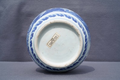 Une jarre en porcelaine de Chine bleu et blanc &agrave; d&eacute;cor d'oiseaux parmi fleurs, Wanli