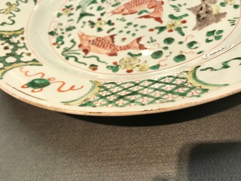 Un plat en porcelaine de Chine famille verte &agrave; d&eacute;cor de carpes, Kangxi