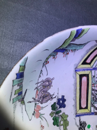 Un plat en porcelaine de Chine famille verte &agrave; d&eacute;cor d'un chat, un cerf et deux oiseaux, Kangxi