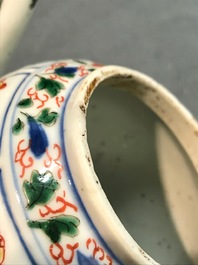 Une grande th&eacute;i&egrave;re en porcelaine de Chine famille verte en forme de melon, Kangxi