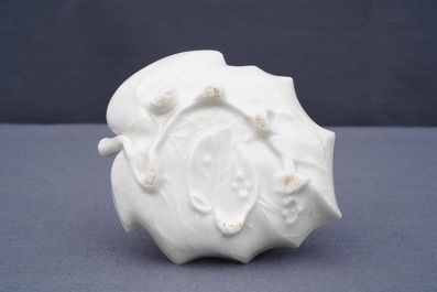 Un lave-pinceaux en porcelaine blanc de Chine de Dehua en forme de feuille, Kangxi