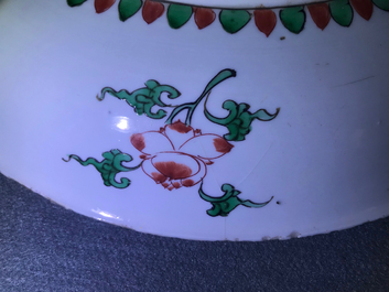 Un plat en porcelaine de Chine famille verte &agrave; d&eacute;cor d'un chat, un cerf et deux oiseaux, Kangxi