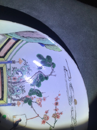 Un plat en porcelaine de Chine famille verte &agrave; d&eacute;cor d'un chat, un cerf et deux oiseaux, Kangxi