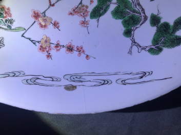 Un plat en porcelaine de Chine famille verte &agrave; d&eacute;cor d'un chat, un cerf et deux oiseaux, Kangxi