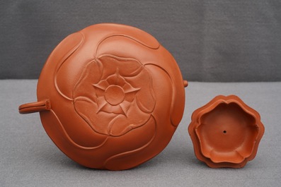 Een Chinese bloemvormige Yixing steengoed theepot met deksel, Kangxi